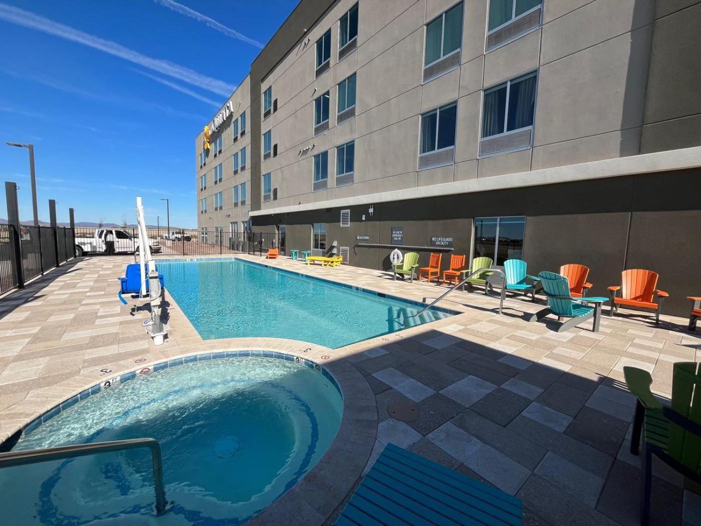 La Quinta Inn & Suites By Wyndham 优马 外观 照片
